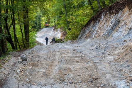 Proti Obolnem poteka rekonstrukcija ceste 5